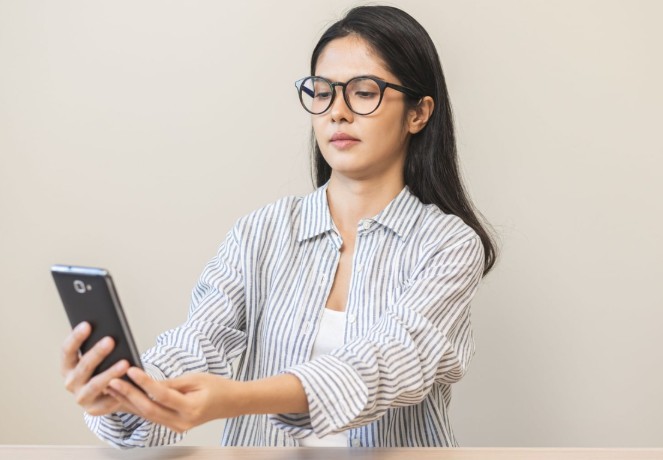 Seseorang membaca buku dari jarak dekat